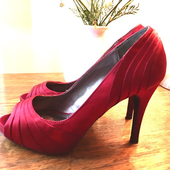 Le Chateau red heels **SOLD** - Picture 3 of 5
